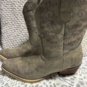 Stylish Embroidered Heeled Boots for Women